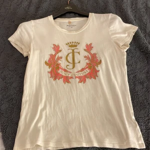 Juicy tröja  - Juicy tröja stolek S men passar xs. Kan mötas upp i Stockholm. ÄKTA tröja. Har diamanter på sig och alla är kvar. I gott skick💗