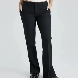 Lowwaist kostymbyxor - Säljer mina kostymbyxor från bikbok i strl 34, det är i modellen vera. De är i bra skick. Säljer även i strl 36 petite kolla min profil. 