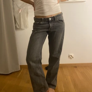 Weekday Jeans - Säljer dessa gråa jeans ifrån weekday, de sitter lågmidjat och passar bra till allt.💖