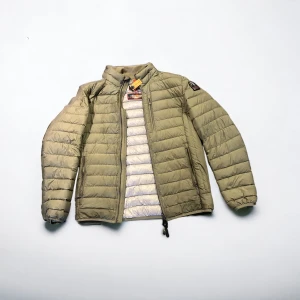 Parajumper Super Light Weight Jacket - Tjena! Säljer nu min Parajumper jacka. Jackan är i size och relativt välanvänd, 6/10 condition. Jackan har lite små mörka fläckar som inte går bort, men inget man tänker på. Jackan kostar nypris 4000 kr, jag säljer denna för 599 kr.