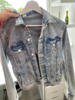 Jeansjacka - Perfekt jacka att använda nu till hösten!🍂 lagom varm, men heller inte för kall! Den är dessutom snygg som går att matcha till en mängd olika outfits🥰🙌🏻
