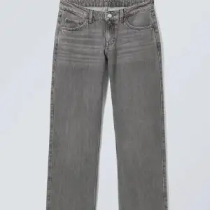 Jag säljer mina Arrow low jeans från weekday i färgen Comet. Dom är slutsålda på hemsidan och säljer dom då dom har blivit för små för mig. Väldigt bra skick. Nypris: 590kr Jag har även likadana i ljusblått om någon är intresserad!☺️