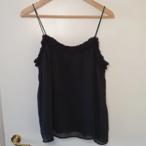 Linne - Mesh linne med detalj runt urringningen/rygg. (Aldig blivit anvönd ute)