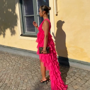 Balklänning  - Klänning från NA-KD, använt endast på balen, helt ny. Storlek S