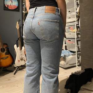 Säljer mina ljusblåa Levi’s 501 jeans då de tyvärr inte längre passar mig. Inte alls använda mycket, är som nyskick! Inköpespris 1200 kr💙 (pris går att diskutera)