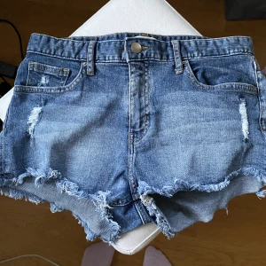Shorts  - Säljer ett par shorts då dem inte används längre. Dom är i storlek 38 och är från h&m och är i bra skick. Jag står inte för postens slarv.