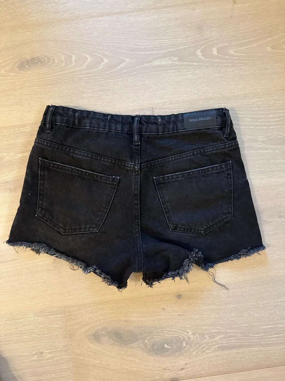 Ett par jätte fina svarta lågmidjade shorts som nästan aldrig använts. Dom är från ginatricots Iza and Elle kollektion, dom är i storlek 58 och skulle säga att de motsvarar S ungefär❣️🤩Priset kan diskuteras, köparen står för frakten💗. Shorts.