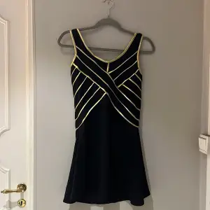Söt klänning i svart och guld från Stylebystars. Strl S
