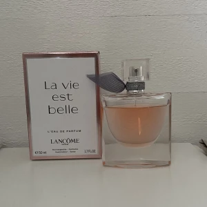 Lancome La vie est belle 50ml - Säljer nu min La vie est belle eau de parfum från Lancome. Köpt i november förra året. Har förvarats mörkt och svalt i den tillhörande boxen. Ca 40ml kvar. Nypris: 1029kr