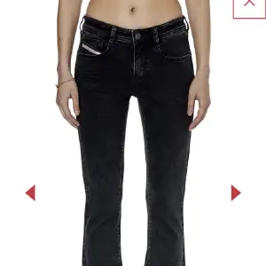 Lågmidjade bootcut diesel jeans i storlek 24 kan säkert passa även en 25! Längd 32 Nyskick! Nypris runt 2000, mitt pris 800/högsta bud vilket är extremt billigt!😀 använd gärna köp nu