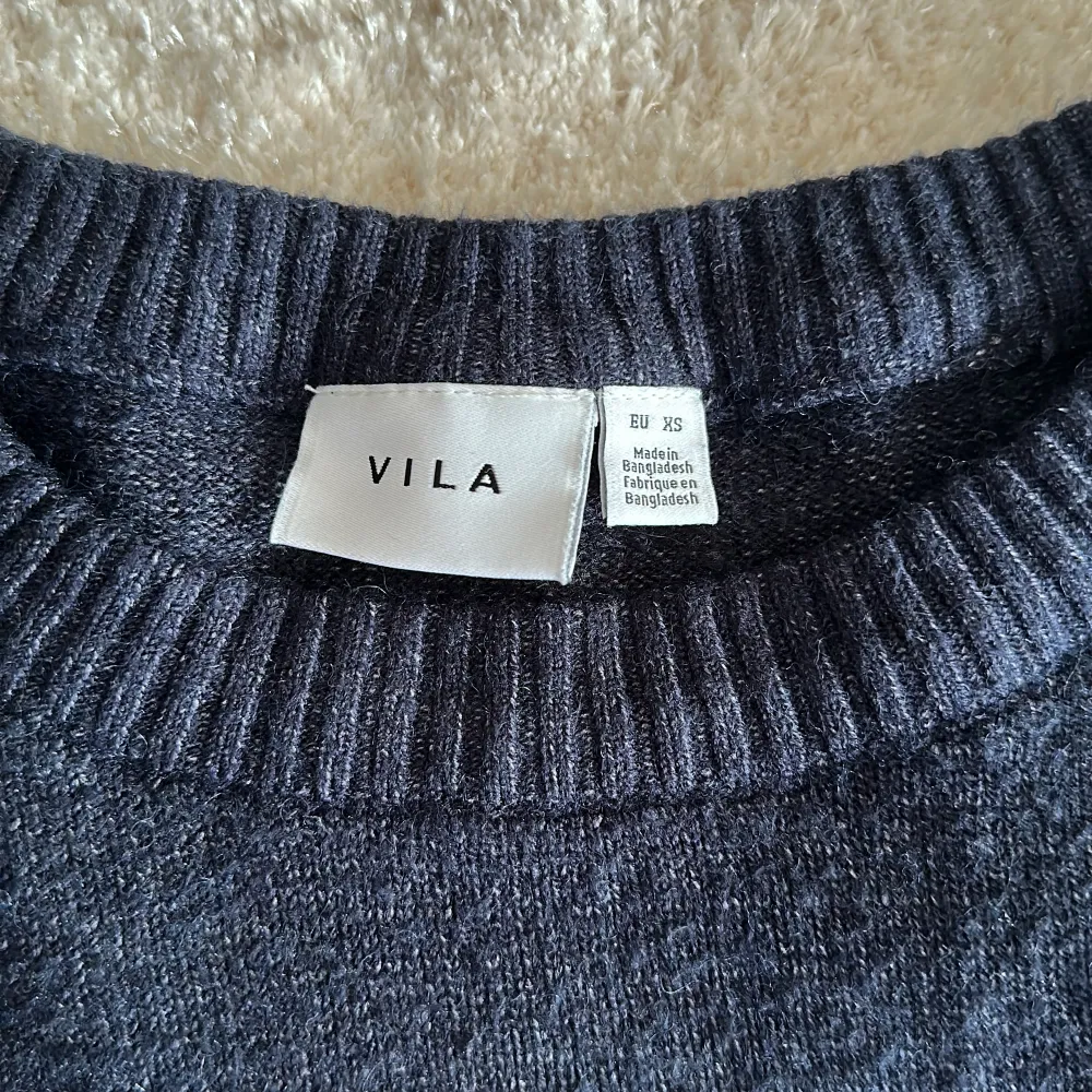 Snygg och trendig stickad tröja från VILA, väldigt bra skick. Stickat.