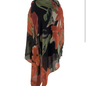 Blommig volang kjol - Finns att köpa på jealoussecondhand.com