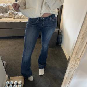 Supersnygga jeans från Levis med fickor på baksidan. Superbra skick! Står inte storlek men passar S-M💖