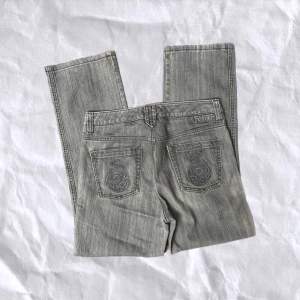 lågmidjade jeans; midjemått 74, innerbenslängd 70 💕