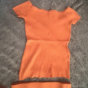 Klädset - Använt 1 gång!  En orange rosa färg