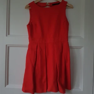 Otrolig klänning från Zara, strlk M - Otrolig fin klänning från Zara i Strlk M. Använt den endast för foto. Färgen är väldigt fin o poppig, svårt att fånga på bild! Bör passa både S och M. 