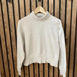 Zara tröja XS - Säljer en tjocktröja från Zara i storlek XS. Den är lite nopprig, därav priset (se bild). 