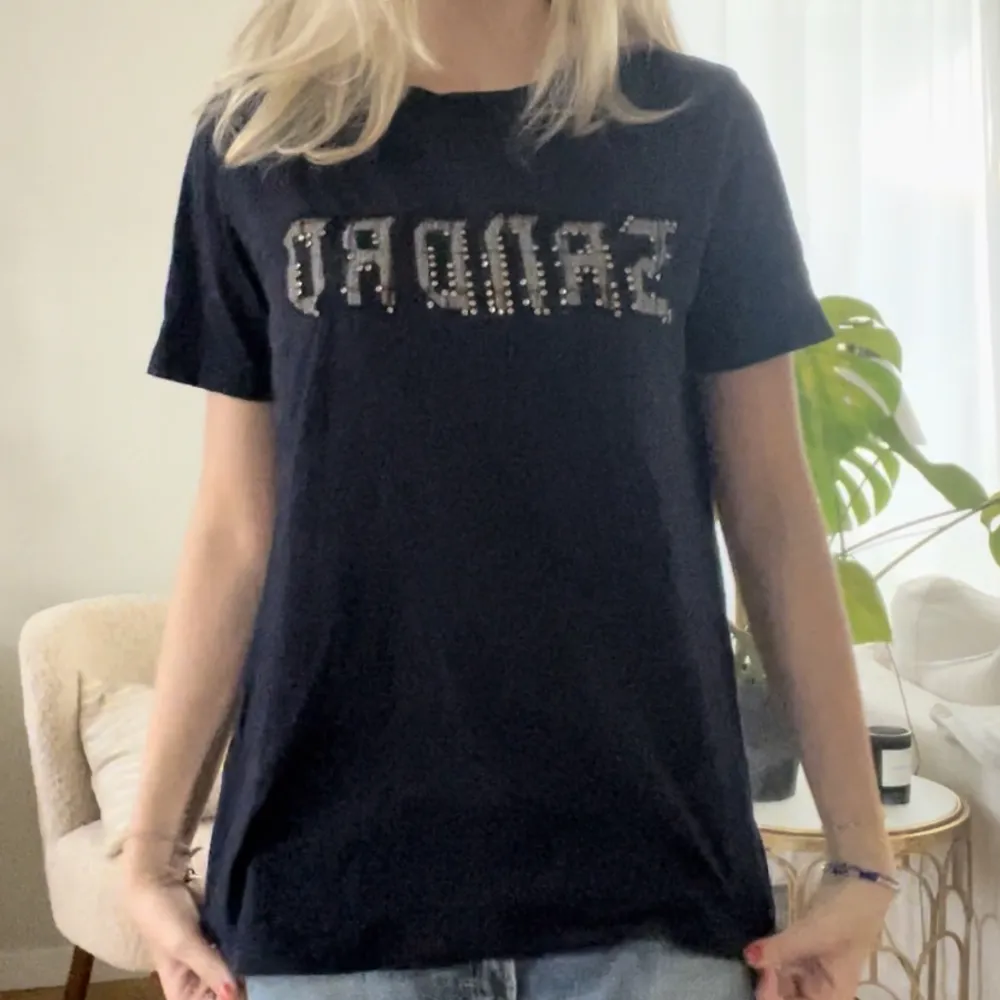 Super snygg unik Sandro t shirt! Några paljetter är av🥰. T-shirts.