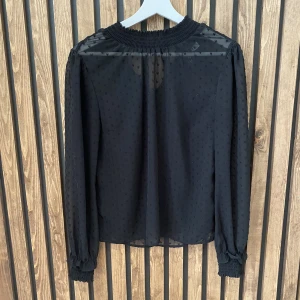 Blus H&M st.34 - Säljer en blus från H&M i storlek 34 då den inte kommer till användning. Väldigt fint skick. 