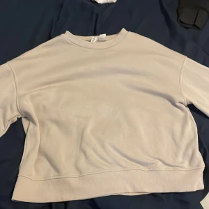 Beige tröja ifrån H&M - Säljer denna pga att den är för liten. Den är i storlek xs.Den kostar 85+frakt på köparen(om det inte står fri frakt) 