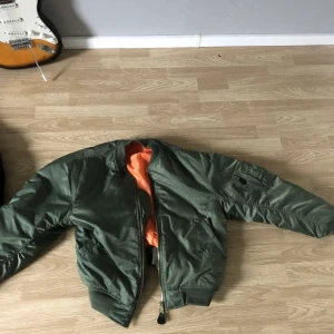 Bomberjacka  - Bomberjacka som e lite för stor och ej kommer till användning ⚡️