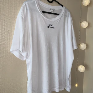 T-shirt - Vit t-shirt med texten "Kind Human"