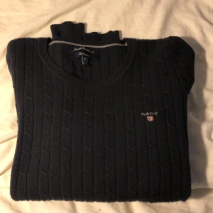 Lamull tröja - Bra skick använd Max 10 gånger lamull  säljs i original butik för 1700 l men känns mindre typ m Stockholm 