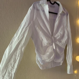 Vit skjorta  - Vit skjorta/blus i cool design!