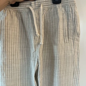 Linnébyxor beige  - Superfina Linnébyxor i storlek 34”. Märke är WAX London.  