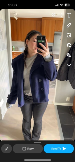 Design by si kapp - Hej säljer denna kappa. Säljer ändas för att jag inte tycker om färgen och tycker inte den passar mig. Den är helt felfri och som ny. Storleken är M/L men passar lika bra på en person som har xs/s. 