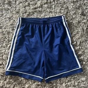 Träningsshorts Adidas  - Blåa shorts från adidas med snöre på insidan. Storlek 13-14 i barn men skulle säg att de passar som XS/S i dam. 