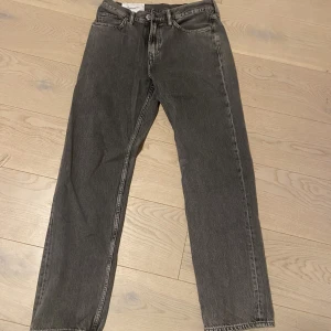 Ljusgrå jeans - Skit snygga ljusgråa hm jeans som är helt oanvända för de var för stora för mig. Köpta för 300