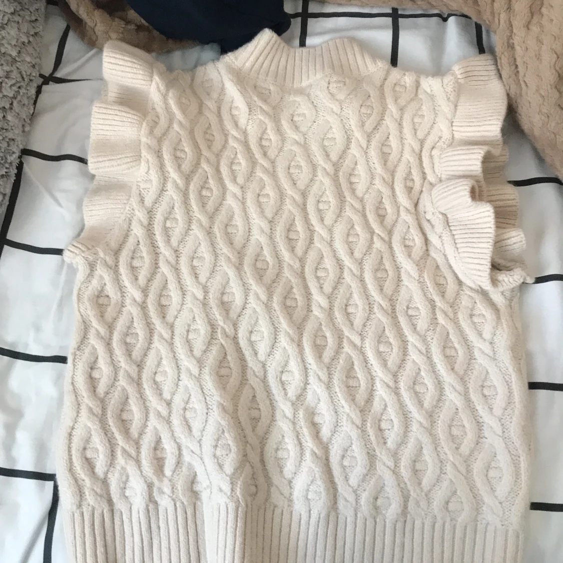 Stickad volang tröja  - 90