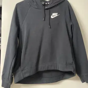Nike hoodie har en fläck inne i luvan så inget som syns säljs för använder inte längre, den är lite längre där bak 