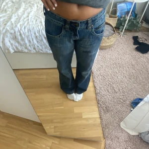 Lågmidjade jeans - Supersköna lågmindjade jeans från Lee 💘 Jag är 165 cm lång 💕💕 Jättebekväma och snygg passform 🌟Frakten kostar 85kr, meddela mig för fler frågor 💘💘