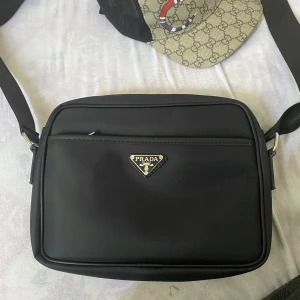 Prada Axel väska  - Helt ny Prada Axel väska har inte använts länge helt ny 