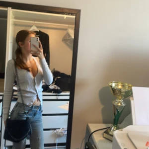 Säljer en svart frugo väska  - Svart frugo väska, ganska stor, får platta med mycket, lite glittrig på utsidan