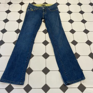 Lågmidjade jeans - Midjemått tvärs över 37cm innerbenslängd 82cm