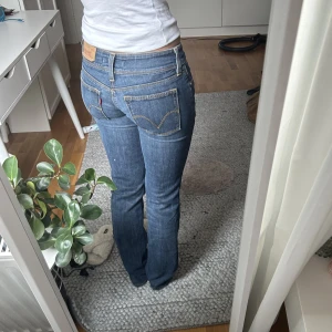 Lågmidjade levis - Lågmidjade levis jeans i bra skick. Storleken i dom är w28 L34 men de passar som XS och är bra längd på någon mellan 160-165 cm