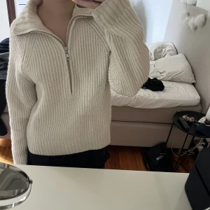 Stickad tröja - Stickad tröja med dragkedja ifrån hm, säljer eftersom den inte längre kommer till använding❤️‍🔥