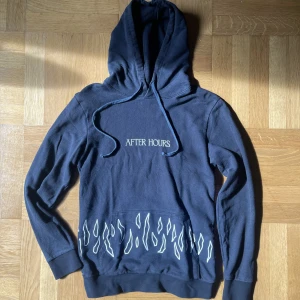 Never Coming Down Pullover Hoodie  - Köpt från the weeknd merch hemsida! Har digitalt kvitto till det, printen har väldigt lite sprickor och hoodien är lite washed men annars har den mkt liv kvar! Rätt tunt material! 
