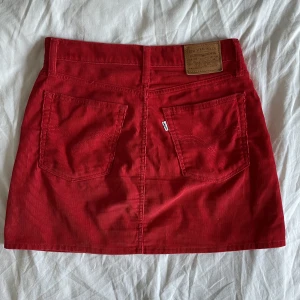 Kjol - Kjol i manchester från levis! NYSKICK! 🥰 Säljer pga för liten. W27 eller 34/36