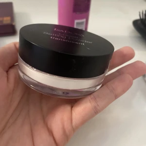 Isadora Translucent powder - Köpte pudret för 2 veckor sen för att testa något nytt men insåg att jag inte gillade den. Har endast testat den 2 gånger så den är typ helt ny! Har fått ganska bra review på nätet. 