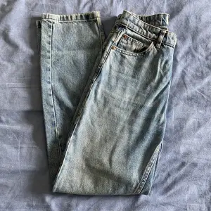 Blåa raka jeans, i strl 34. 💓kom privat för frågor☺️