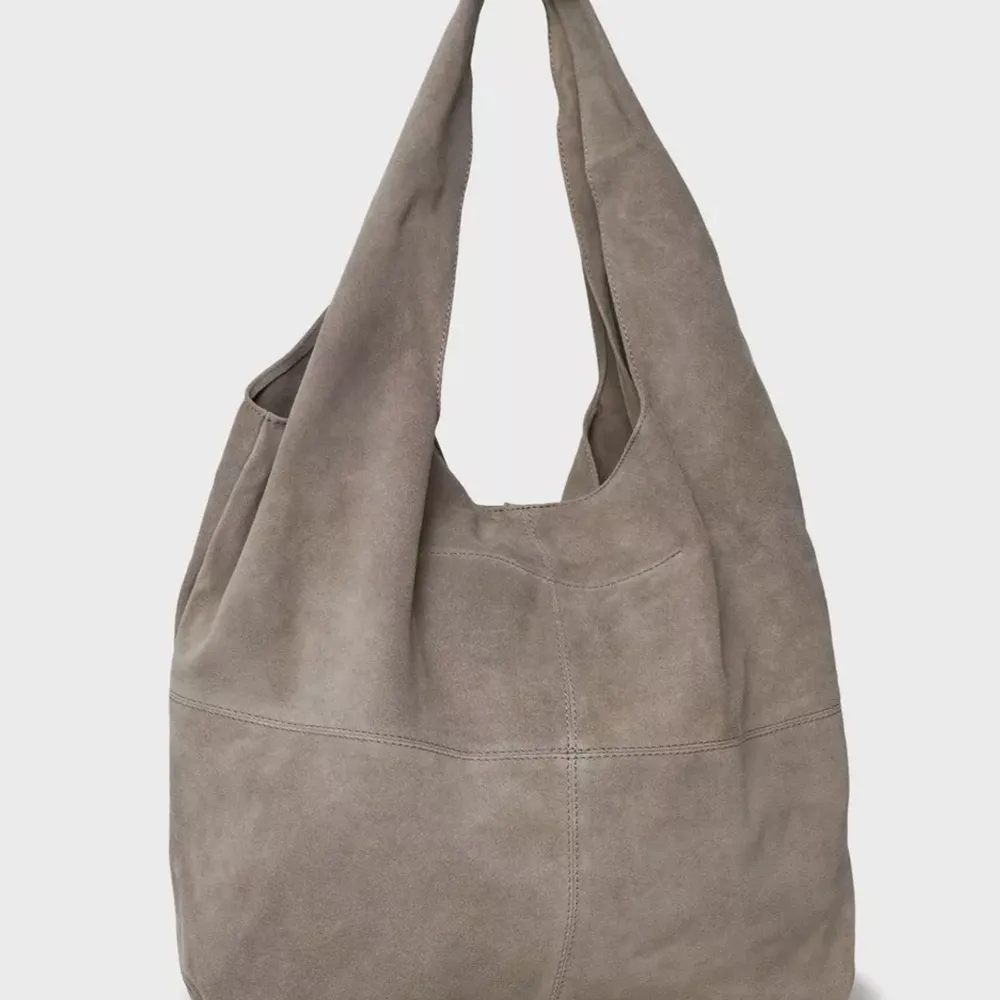 Söker denna väska från Beck söndergaard till ett rimligt pris i fint skick🫶🏻 helst i den blåa färgen men spelar inte jättestor roll❣️. Väskor.