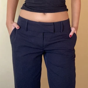 Lågmidjade kostymbyxor - Jätte fina och perfekta lågmidjade kostymbyxor i fint skick, köpta på Sellpy men kommer ej till användning 💖💖 Jag är 169 och längden är bra för mig inte för lång eller kort i benen ⭐️