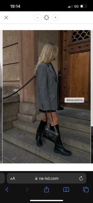 Assnygg blazer från Nakd - Jätte snygg blazer från Nakd. Sitter snyggt oversized. Perfekt som höstjackan. Säljer pga pengarbrist. Nypris 850. I nyskick!