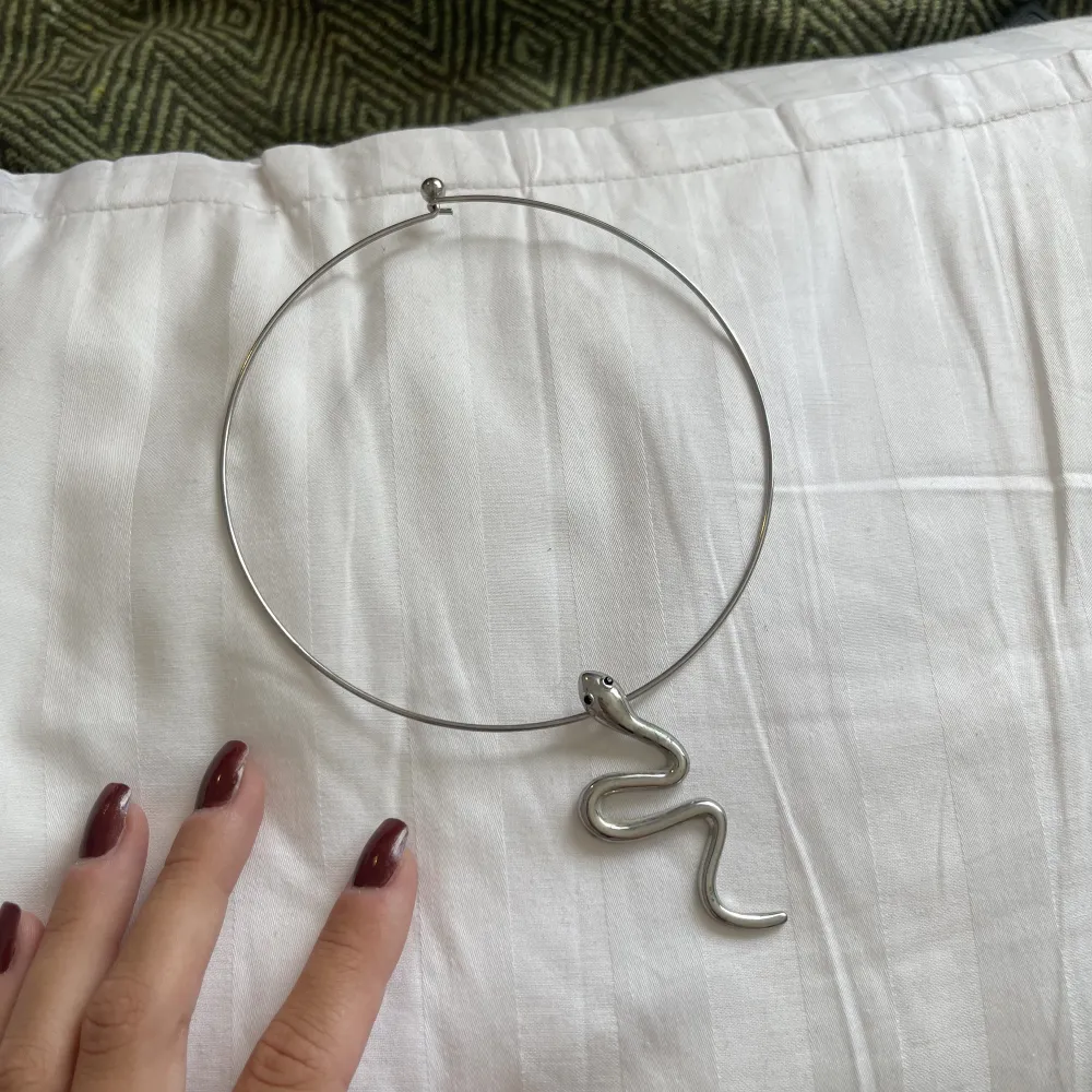 halsband med orm smycke, ungefär 38 cm i omkrets.. Accessoarer.