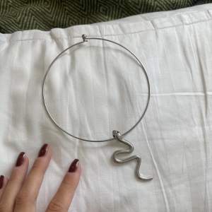 halsband med orm smycke, ungefär 38 cm i omkrets.