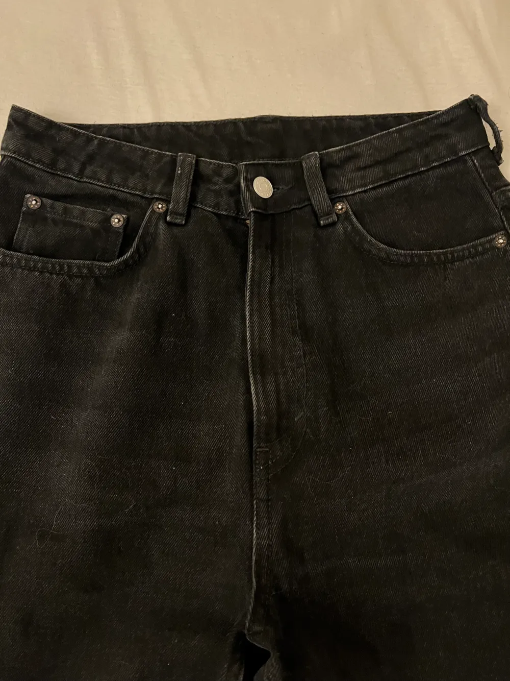 Supersnygga jeans i en populär modell (rowe), använda fåtal gånger✨. Farkut & Housut.